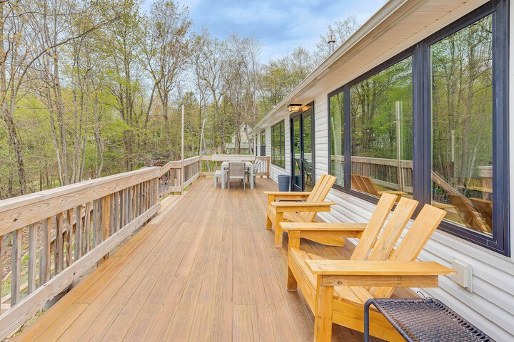 Lakefront Long Pond Home w / Wraparound Deck!