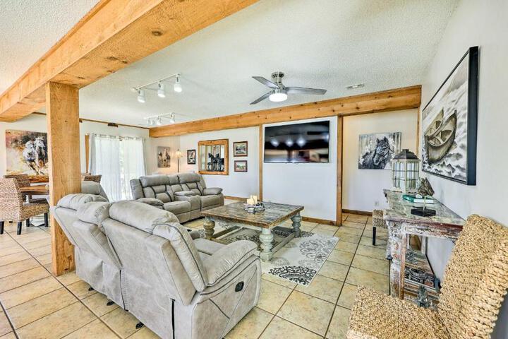 Private Pool: Lakefront Home in Hot Springs!
