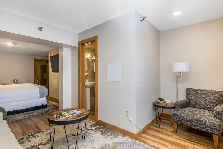 Room 32 of 65