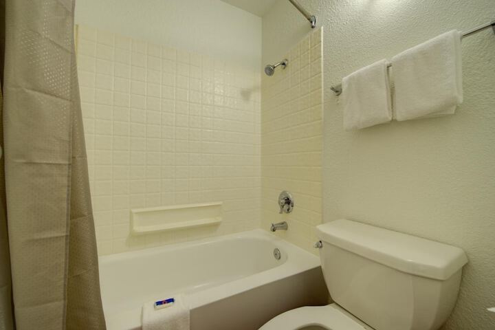 Room 10 of 33