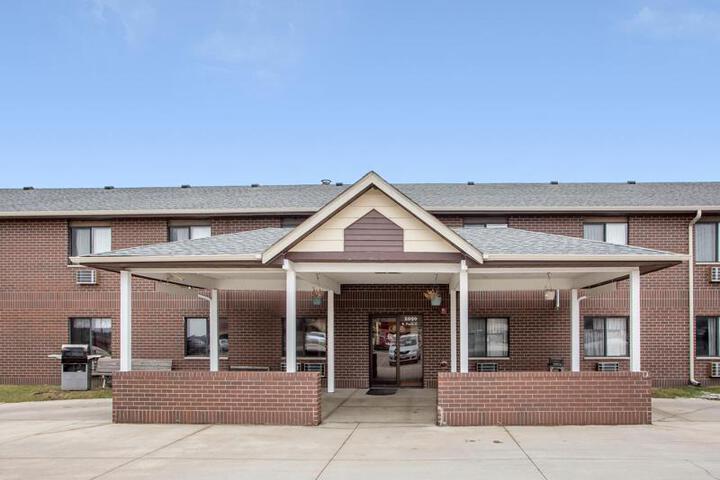 Econo Lodge Inn & Suites