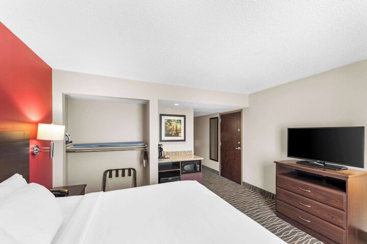 Room 32 of 53