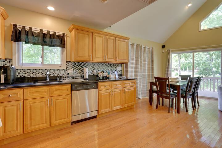 Pools Hot Tub & More: Bushkill Mountain Getaway!