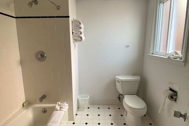 Room 13 of 16