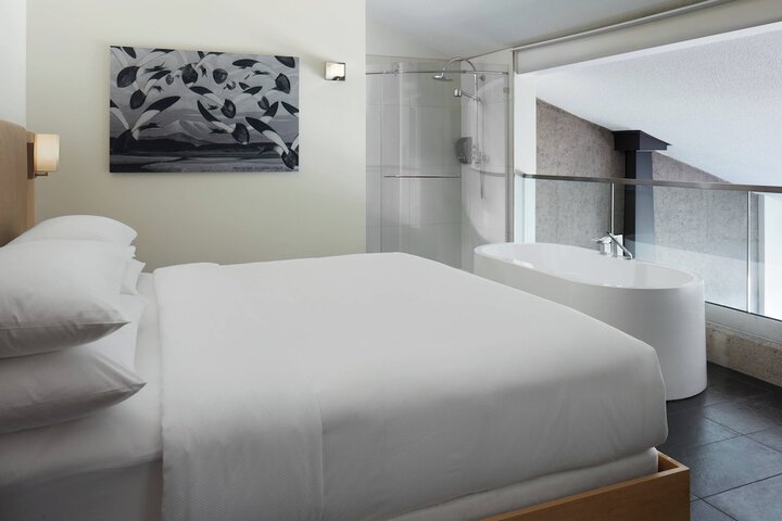 Room 33 of 141