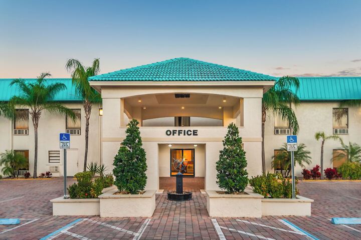 Lakeshore Resort and Marina