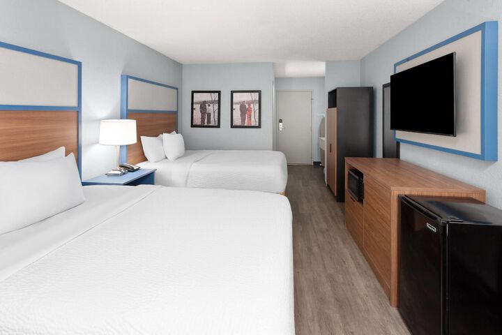 AmericInn by Wyndham Reedsburg