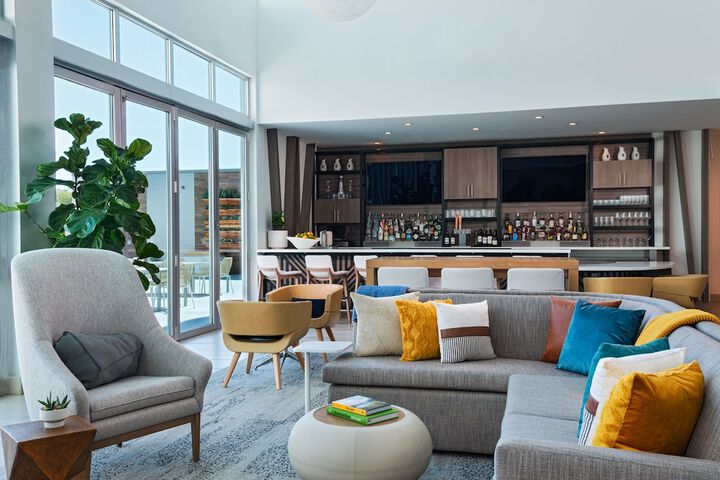 Lounge 40 of 43