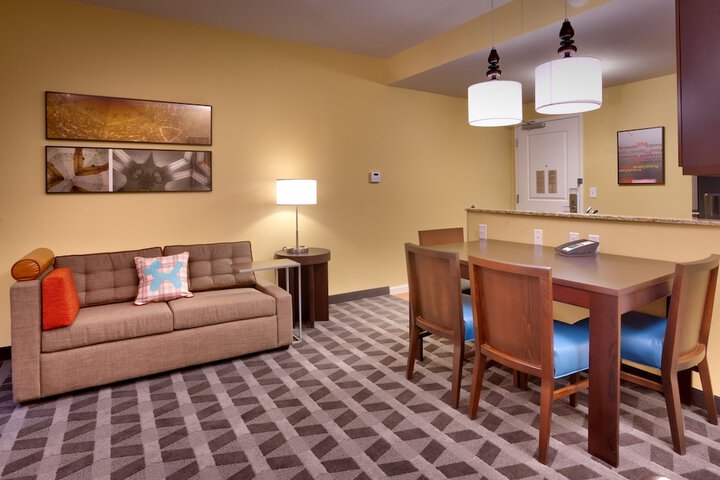 Room 16 of 38