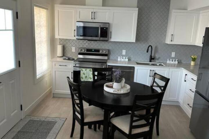 The Royal Bay Escape: Cozy 2 bedrooms garden suite