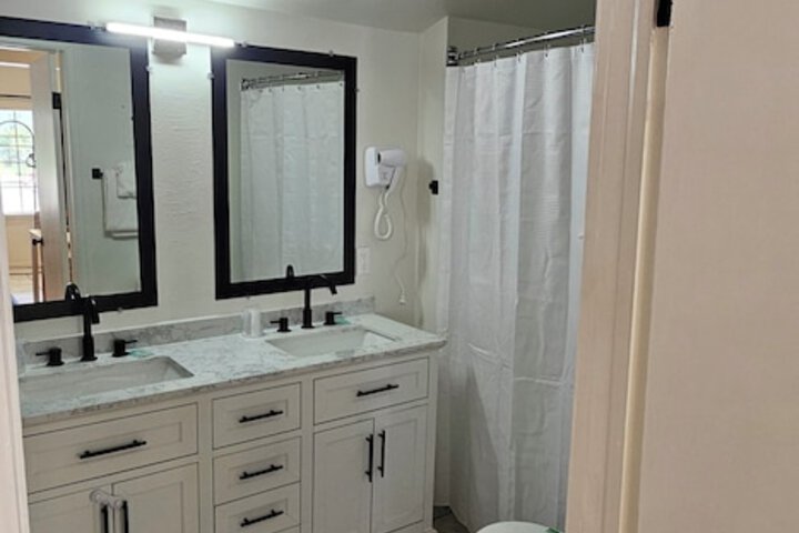 H & H Motor Lodge