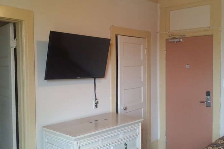 Room 17 of 38