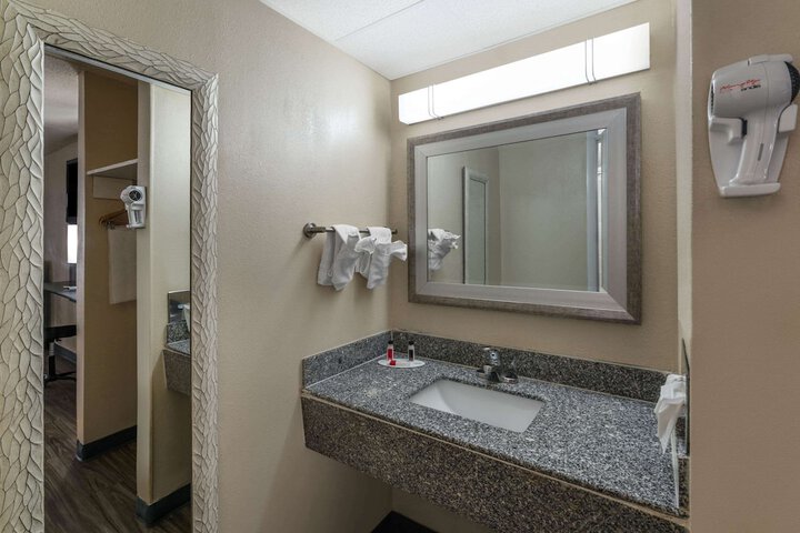 Room 10 of 34