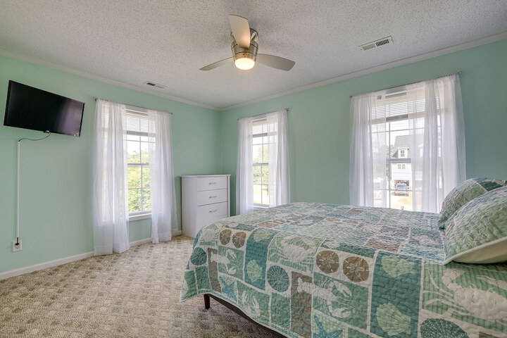 Group-friendly Myrtle Beach House w / Deck