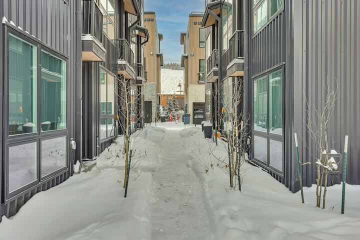 Silverthorne Townhome w / Hot Tub: Walk to Town!