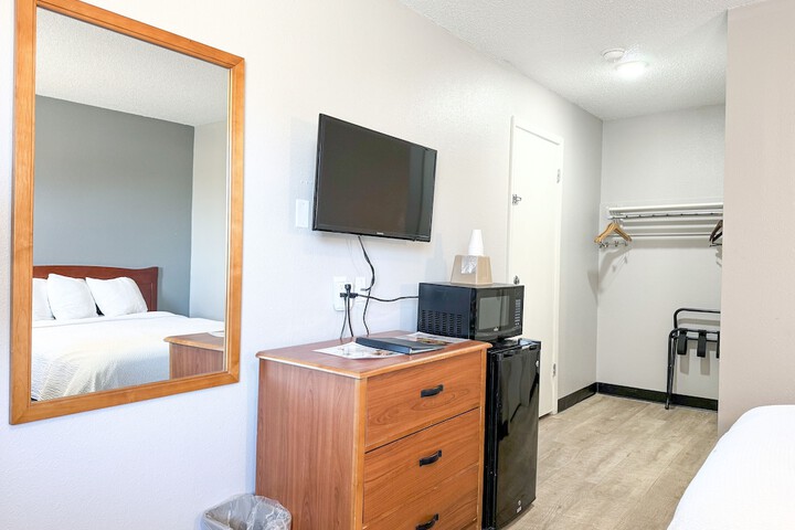 Room 8 of 16