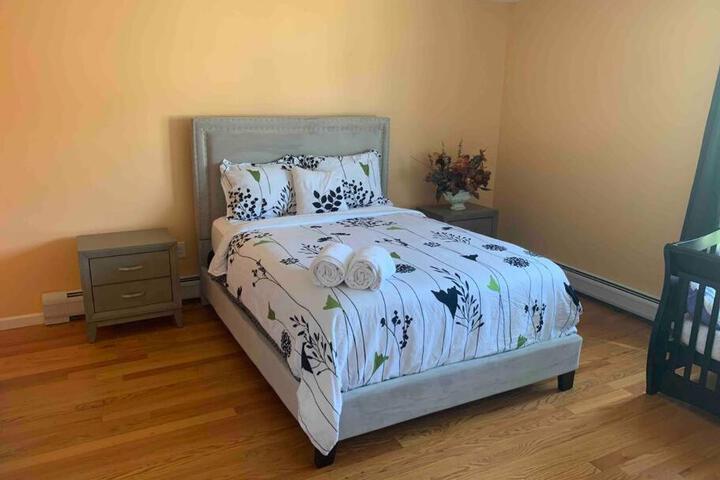 Family 3-bedroom home (2nd floor near EWR / Outlet)