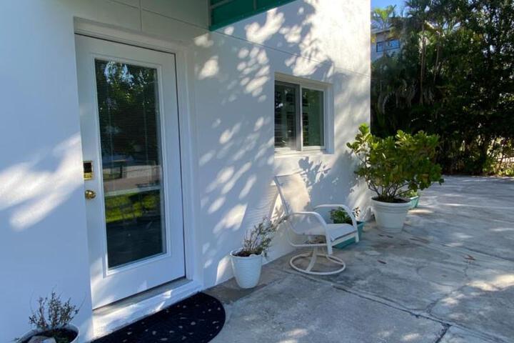 Closest 1BR to Vanderbilt Beach full kitchen with dishwasher, ALL NEW!