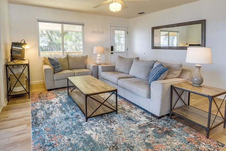 Renovated Crescent Lake Escape w / Waterfront Deck!