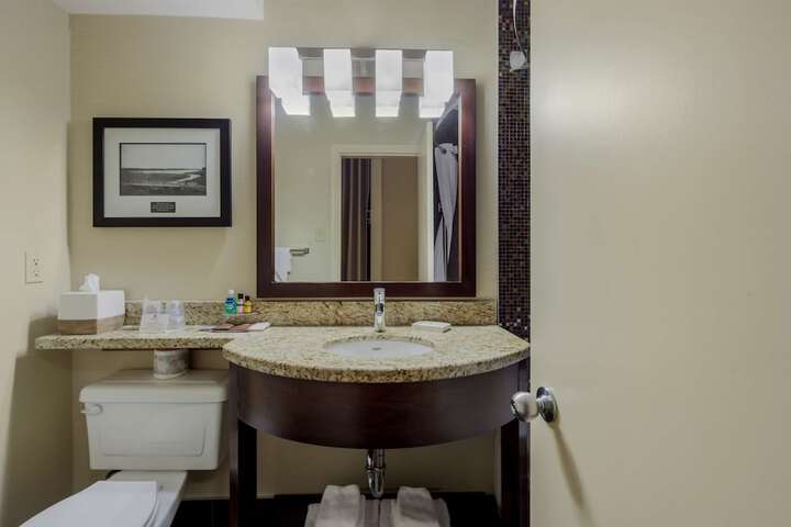 Best Western Premier Denham Inn & Suites