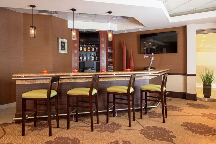 Lounge 26 of 29