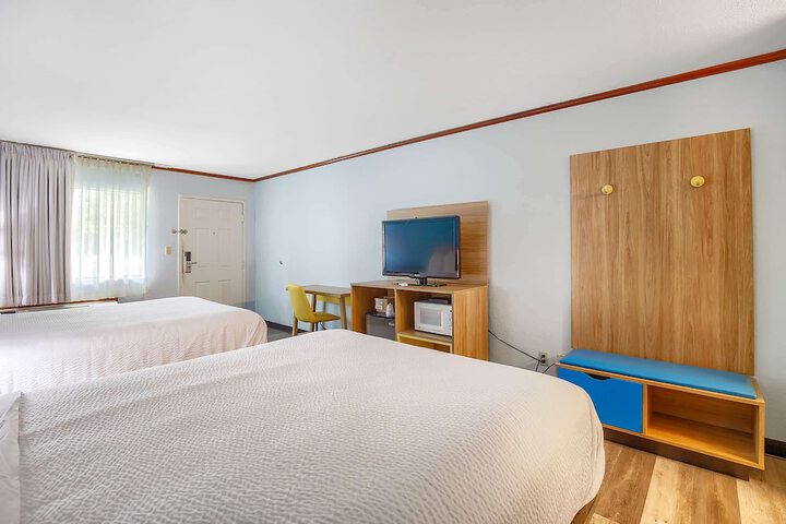 Room 10 of 18
