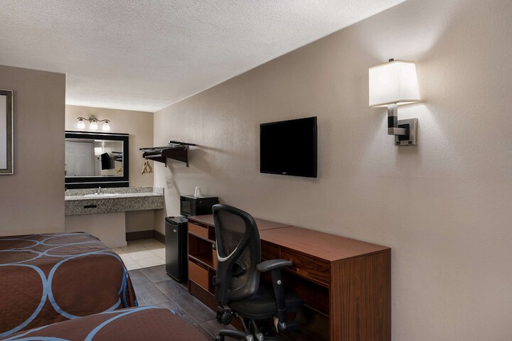Room 14 of 34