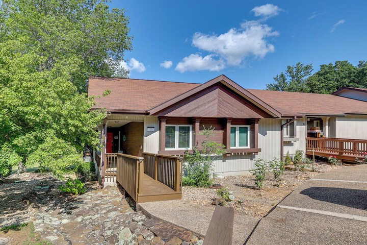 Bella Vista Home w / Deck + Trails: on Golf Course!