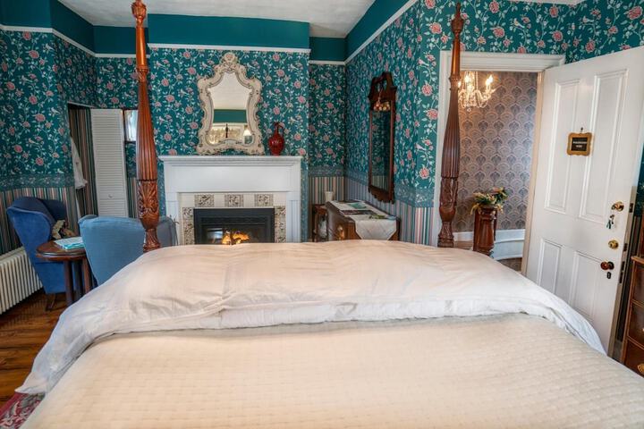 Room 27 of 40