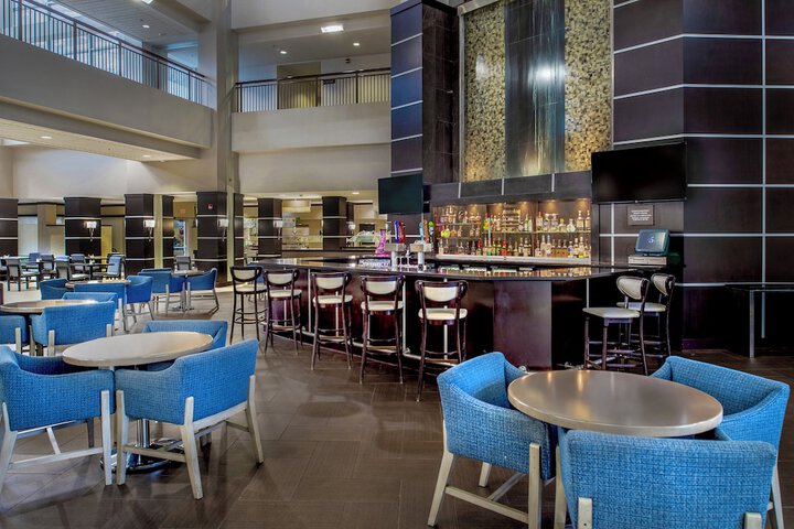 Embassy Suites by Hilton St. Louis Airport