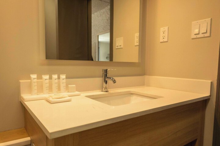 Room 32 of 48