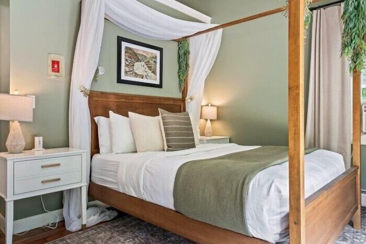 The Aurora Inn & Cottages