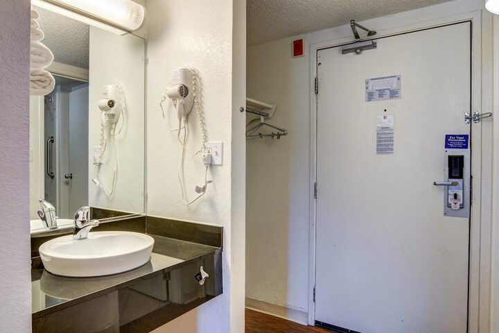 Room 17 of 33