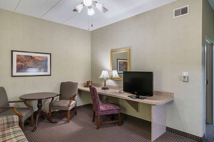 Suite 17 of 33
