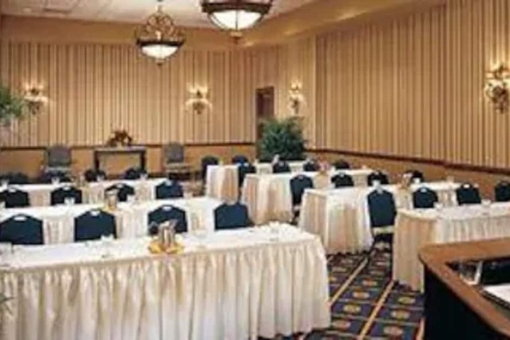 Ballroom/Hall 18 of 26