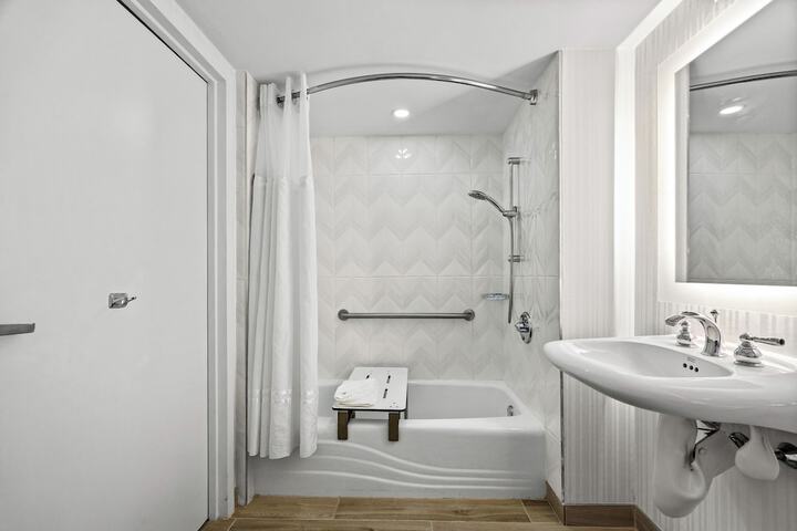 DoubleTree by Hilton New York JFK Airport