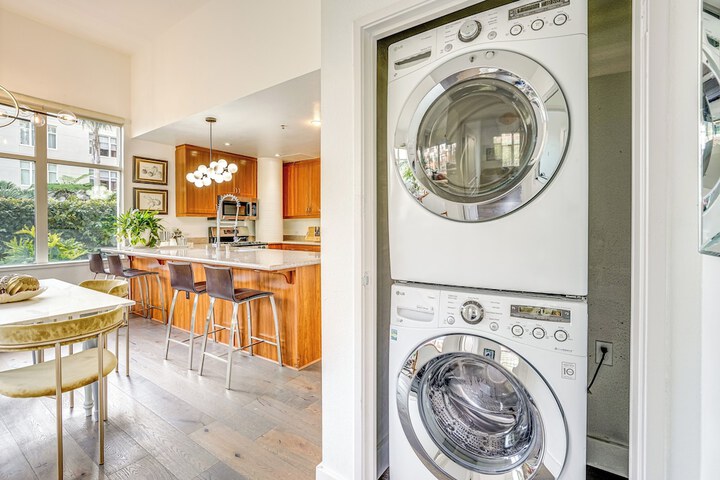 Luxe Condo w / Private Patio & Perks in Emeryville!