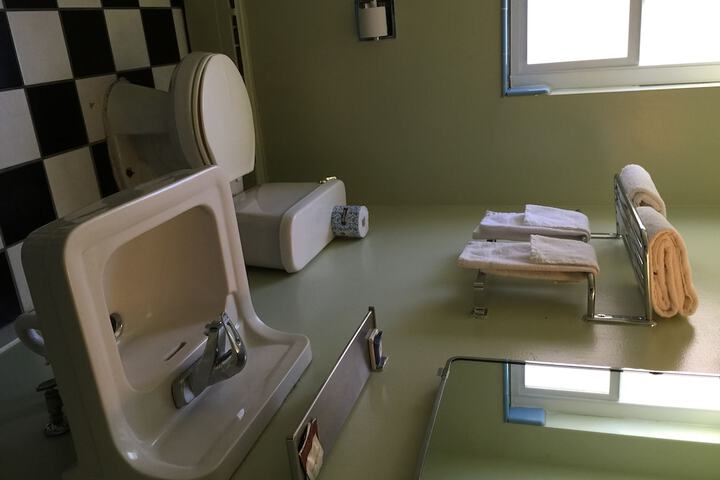 Room 8 of 16