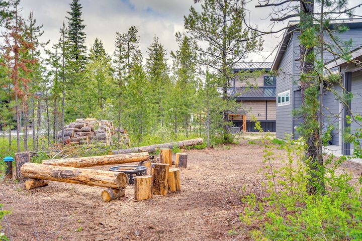 Spacious Donnelly Family Home w / Private Hot Tub!