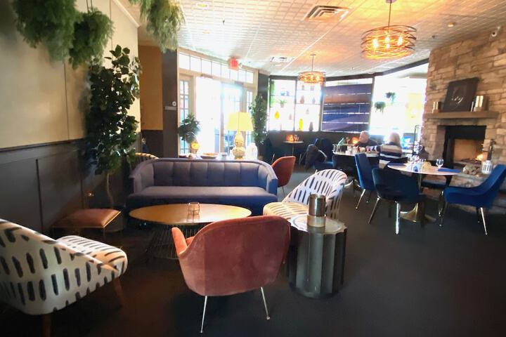 Lounge 81 of 97