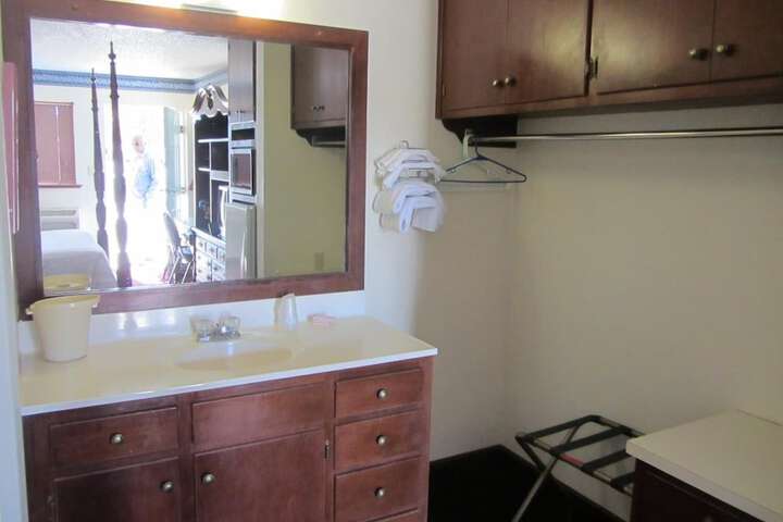 Warrick Plaza Inn