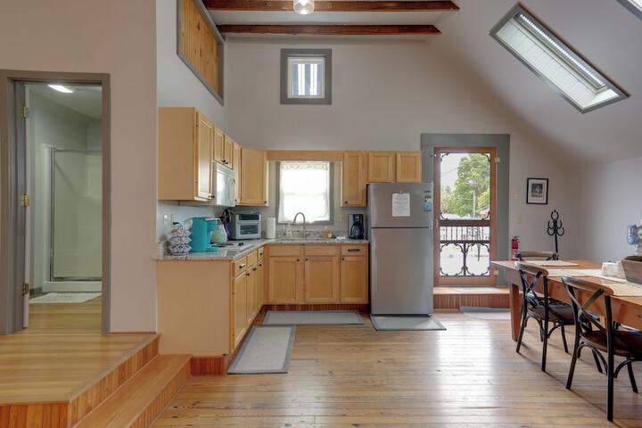 Pet-friendly Loft Vacation Rental w / Fire Pit!