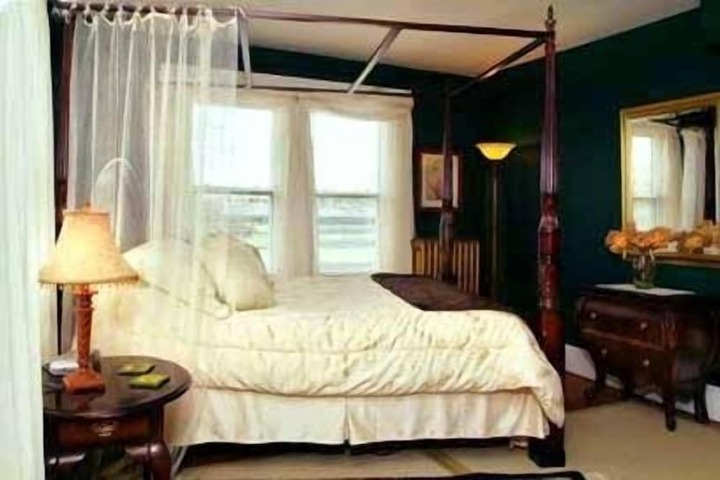 Room 7 of 10