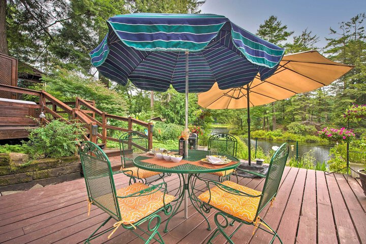 Lakefront Poconos Retreat w / Hot Tub Near Hiking!