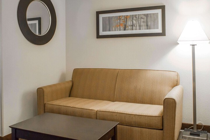 Room 10 of 28