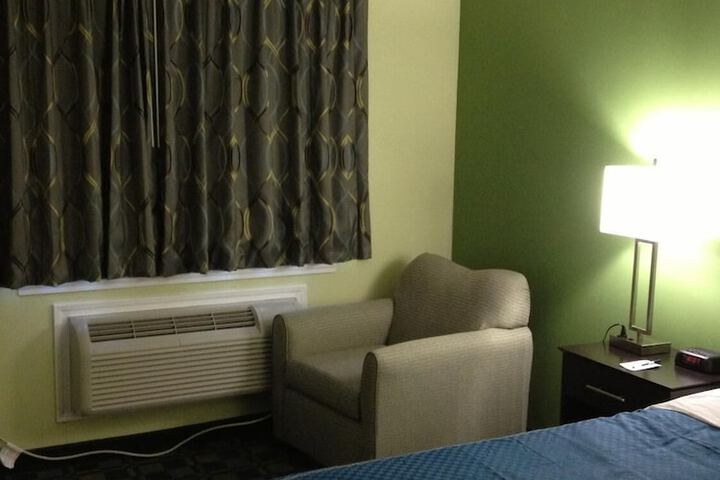 Travelodge by Wyndham Cleveland Lakewood