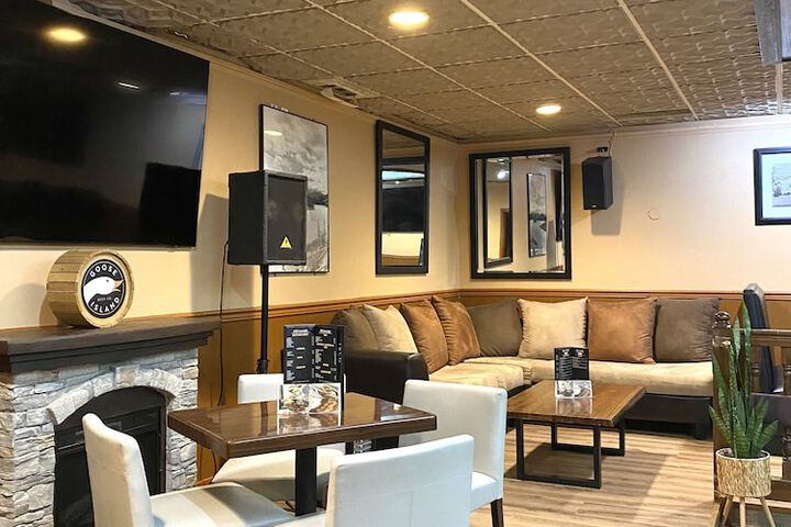 Lounge 55 of 58