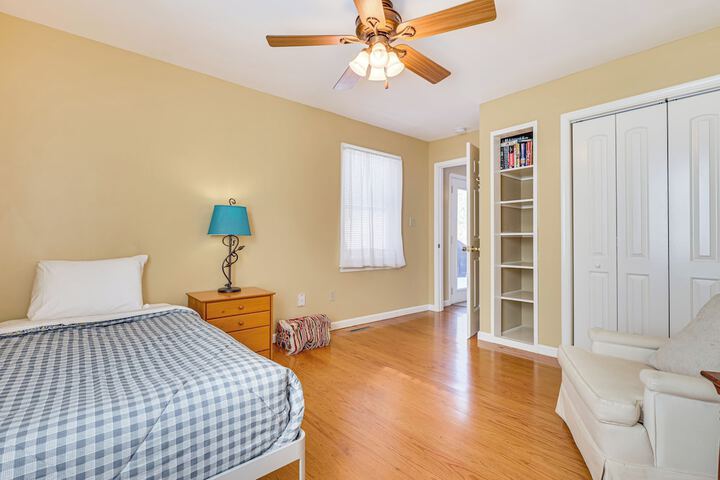 Family Home w / Game Room & Decks in Etlan!