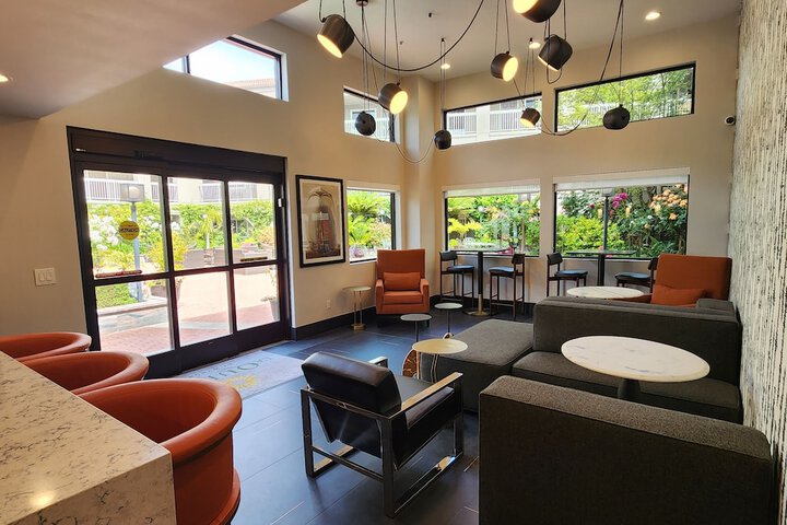 Lounge 63 of 82