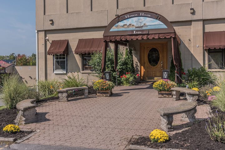 Harbor House Inn